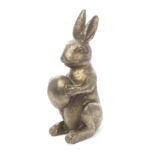 Figurka ozdobna zając z jajkiem 12,5 x 4,5 x 6,5 cm złoty