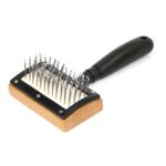 Szczotka w plastikowej oprawie igły z kulkami rączka czarna Dingo