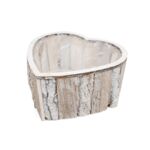 Drewniana doniczka w kształcie serca