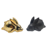 Figura zając leżący 17,6 x 9,6 x 9,4 cm czarny/złoty