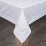Obrus dekoracyjny MADELE 140 x 180 cm biały