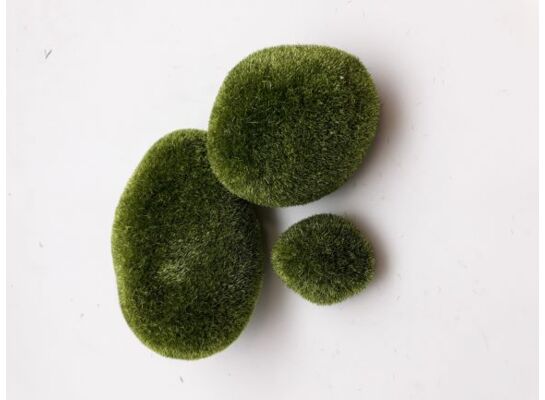 Kamienie pokryte sztucznym mchem 3 sztuki 8 - 15 cm